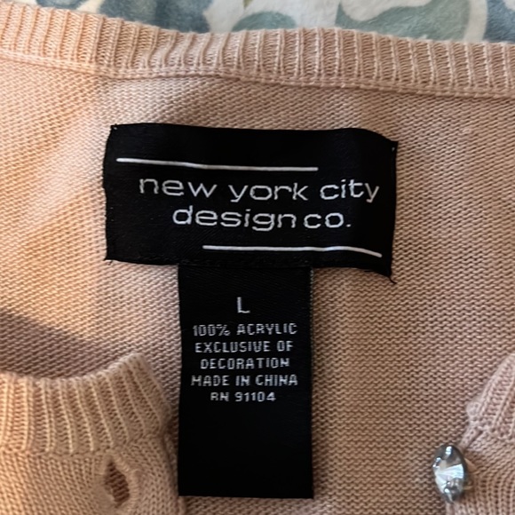 Beautifully delicate and feminine cardigan sweater - Picture 2 of 5